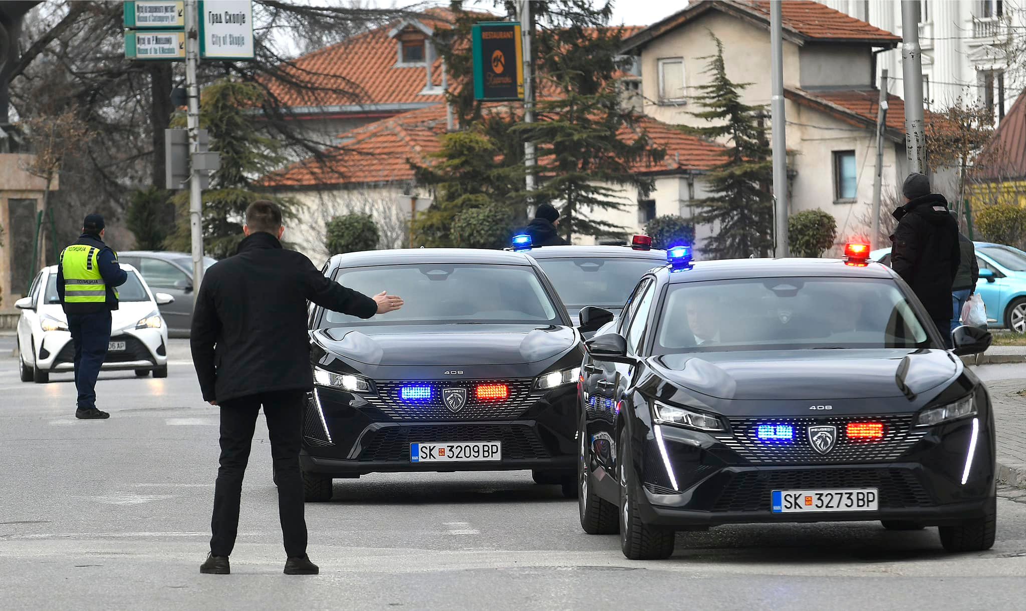 Ја тепал и давел сопругата, па и го скршил телефонот обезбедувачот на Мицкоски