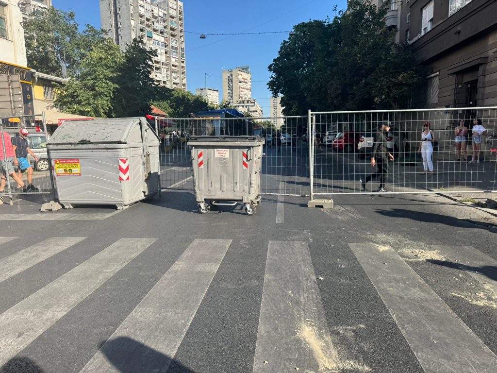 (Фото) Граѓани на Земун почнаа со граѓанска непослушност – блокирани повеќе улици
