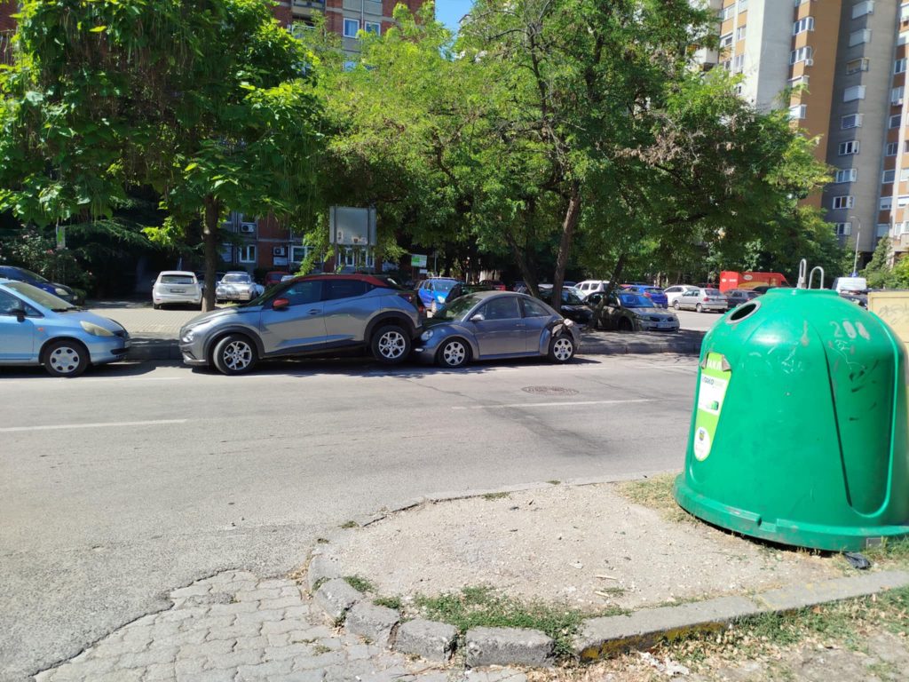 (Фото) Во Скопје почна да се паркира автомобил врз автомобил