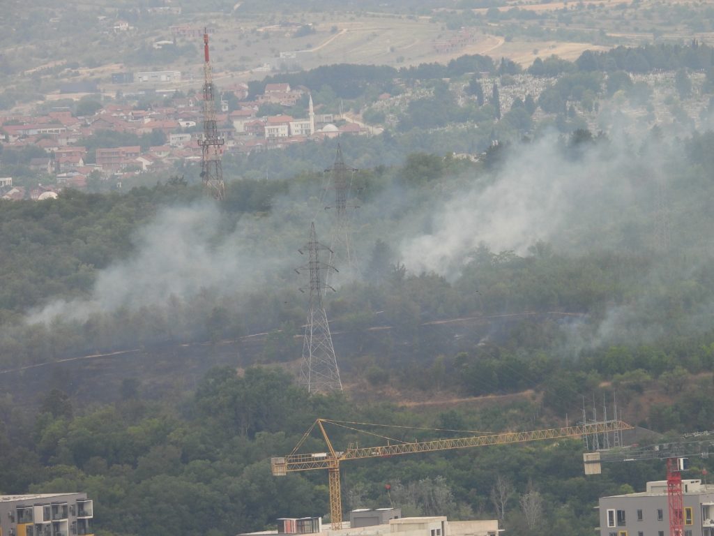 (Фото) Нов пожар ја зафати парк-шумата во Гази Баба