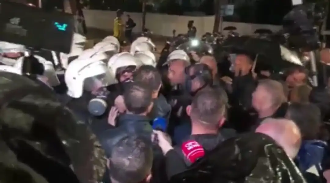 Вo Тирана се одржа осмиот антивладин протест, не изостанаа судири со полицијата,  молотови коктели, водени топови