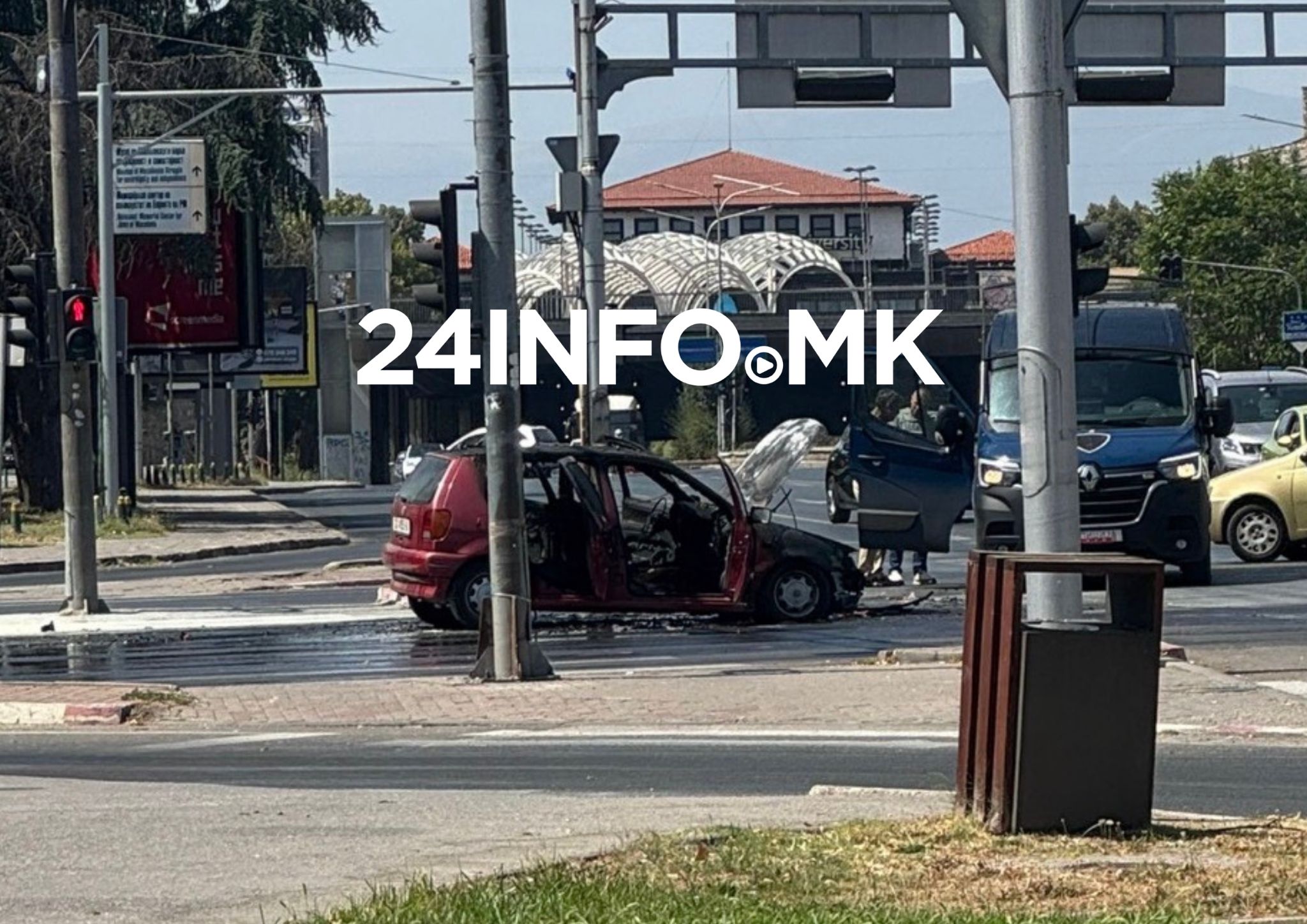 „Фолксваген поло“ се запали во движење кај Мавровка во Скопје