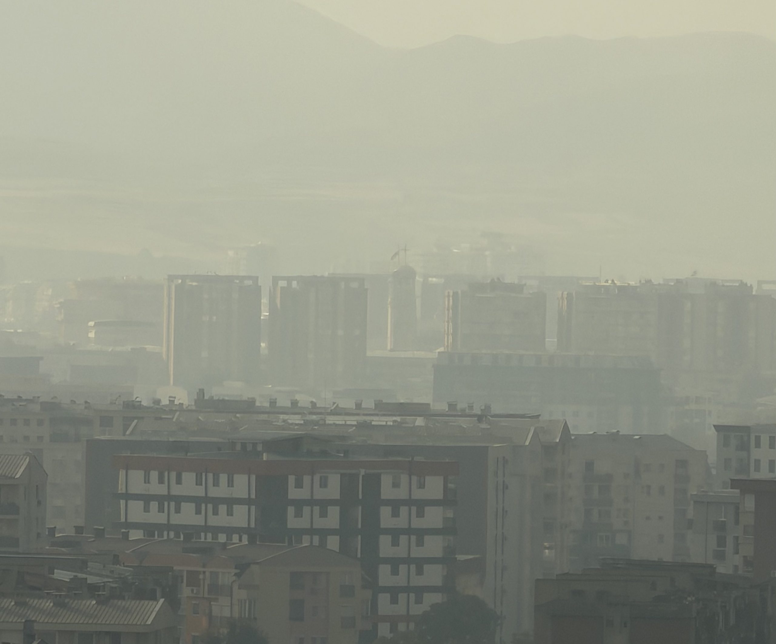 НЕ ОТВОРАЈТЕ ПРОЗОРЦИ: Густ чад и силна миризба на изгорено низ Скопје